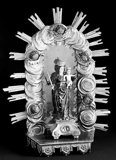 Vue de face sur son présentoir. © Région Bourgogne-Franche-Comté, Inventaire du patrimoine