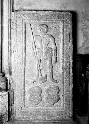 Pierre tombale datée 1634 : vue d'ensemble. © Région Bourgogne-Franche-Comté, Inventaire du patrimoine