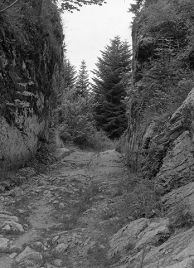 Passage taillé dans le rocher. © Région Bourgogne-Franche-Comté, Inventaire du patrimoine