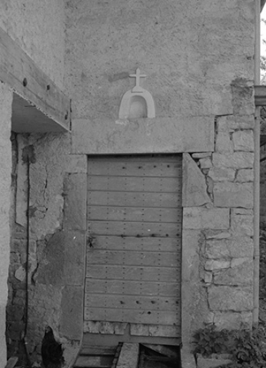 Ferme située route de Villeneuve, cadastrée 1961 AB 64 : porte et niche. © Région Bourgogne-Franche-Comté, Inventaire du patrimoine
