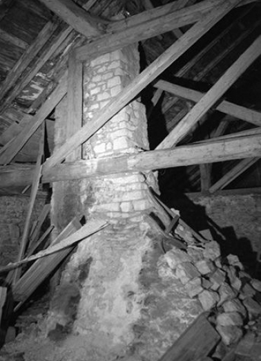 Intérieur : charpente et cheminée. © Région Bourgogne-Franche-Comté, Inventaire du patrimoine