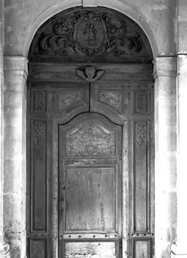 Vue de face avec la porte d'entrée de la tour-clocher. © Région Bourgogne-Franche-Comté, Inventaire du patrimoine