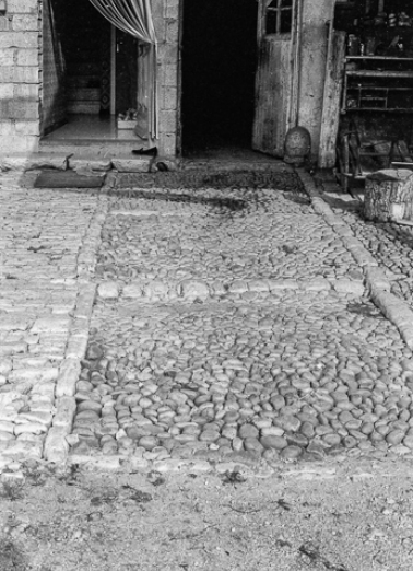 Ferme : entrée pavée de l'allée centrale destinée aux chevaux. © Région Bourgogne-Franche-Comté, Inventaire du patrimoine