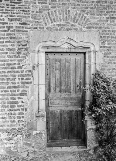 Extérieur : porte latérale. © Région Bourgogne-Franche-Comté, Inventaire du patrimoine