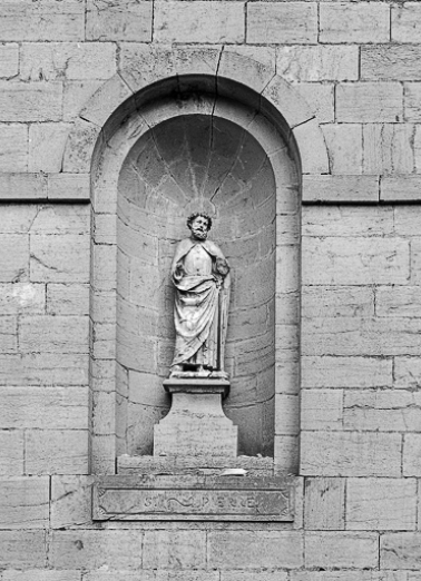 Statue de saint Pierre située dans la niche gauche de la façade : vue d'ensemble. © Région Bourgogne-Franche-Comté, Inventaire du patrimoine