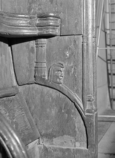 Stalles nord : jouée est des stalles hautes, face interne. © Région Bourgogne-Franche-Comté, Inventaire du patrimoine