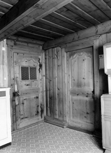 Intérieur : porte du poêle derrière le grand "tué". © Région Bourgogne-Franche-Comté, Inventaire du patrimoine Intérieur : porte du poêle derrière le grand "tué". © Région Bourgogne-Franche-Comté, Inventaire du patrimoine