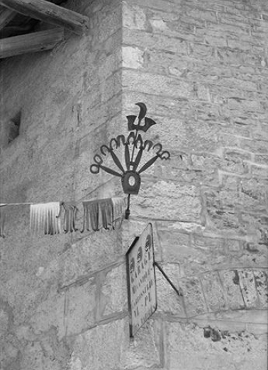 Ferme située Grande Rue, côté rue du Tilleul :  enseigne de maréchal-ferrant. © Région Bourgogne-Franche-Comté, Inventaire du patrimoine