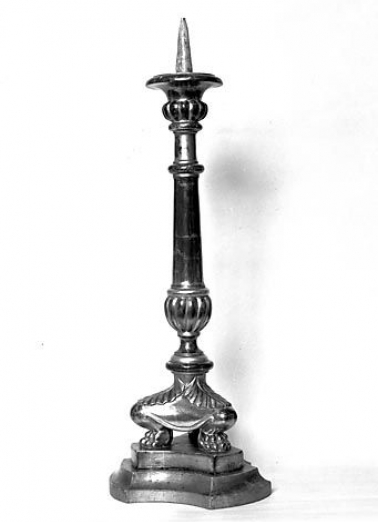 Vue d'ensemble d'un chandelier d'autel. © Région Bourgogne-Franche-Comté, Inventaire du patrimoine