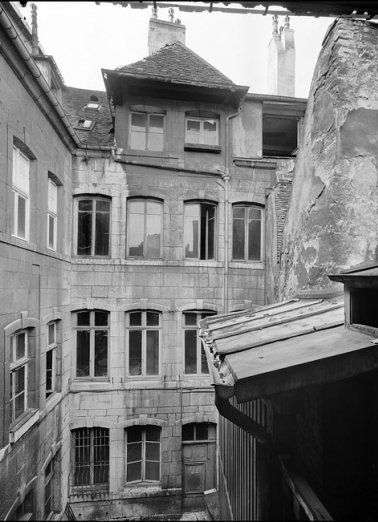 Vue d'ensemble des bâtiments détruits depuis le fond de la deuxième cour, de face. © Région Bourgogne-Franche-Comté, Inventaire du Patrimoine