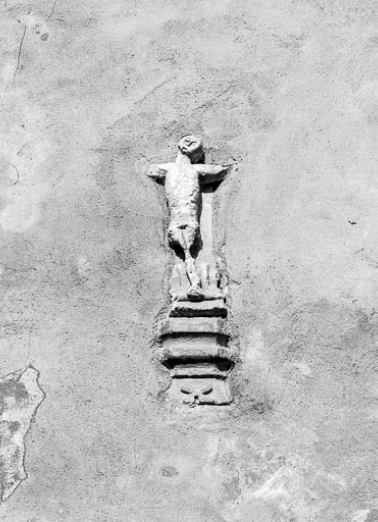 Fragment de Christ en croix sur une façade. © Région Bourgogne-Franche-Comté, Inventaire du patrimoine