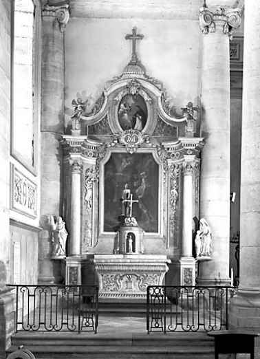 Vue d'ensemble de l'autel-retable latéral gauche. © Région Bourgogne-Franche-Comté, Inventaire du patrimoine Vue d'ensemble de l'autel-retable latéral gauche. © Région Bourgogne-Franche-Comté, Inventaire du patrimoine