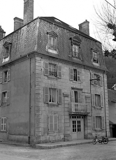 Façade antérieure et face latérale gauche. © Région Bourgogne-Franche-Comté, Inventaire du patrimoine