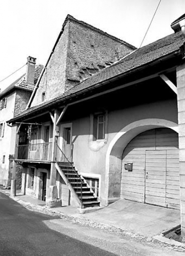 Façade antérieure de trois quarts droit. © Région Bourgogne-Franche-Comté, Inventaire du patrimoine