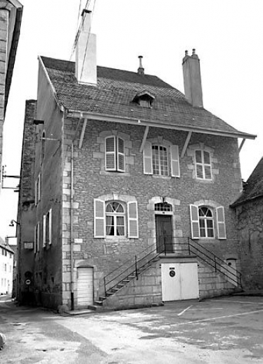 Façade antérieure et face latérale gauche. © Région Bourgogne-Franche-Comté, Inventaire du patrimoine Façade antérieure et face latérale gauche. © Région Bourgogne-Franche-Comté, Inventaire du patrimoine
