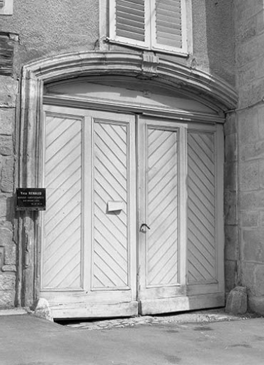 Maison, 18 place Gustave-Courbet : portail fermé. © Région Bourgogne-Franche-Comté, Inventaire du patrimoine