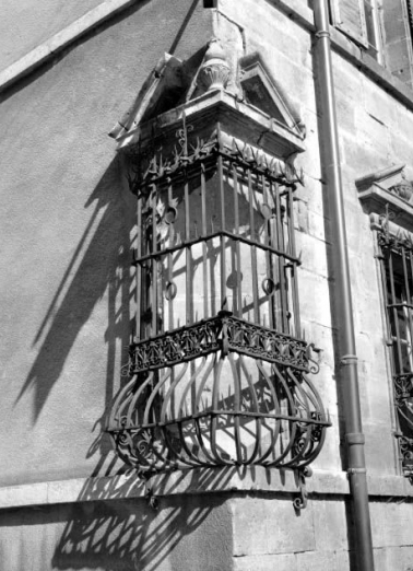 Façade antérieure, détail : baie d'angle du rez-de-chaussée. © Région Bourgogne-Franche-Comté, Inventaire du patrimoine
