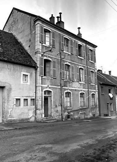 Façade antérieure de trois quarts gauche. © Région Bourgogne-Franche-Comté, Inventaire du patrimoine