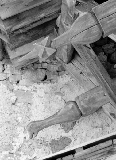 Détail : extrémité d'arbalétriers sculptés. © Région Bourgogne-Franche-Comté, Inventaire du patrimoine