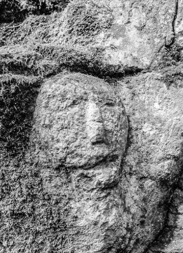 Tête sculptée dans le mur. © Région Bourgogne-Franche-Comté, Inventaire du patrimoine