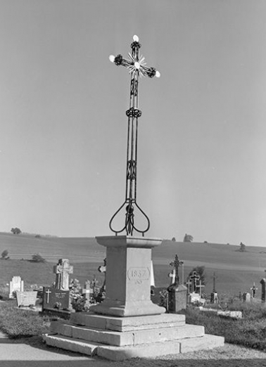 Croix monumentale dans l'enclos du cimetière. © Région Bourgogne-Franche-Comté, Inventaire du patrimoine