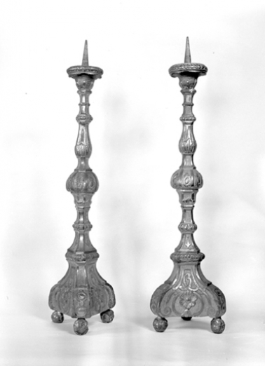 Vue générale de deux chandeliers d'autel. © Région Bourgogne-Franche-Comté, Inventaire du patrimoine