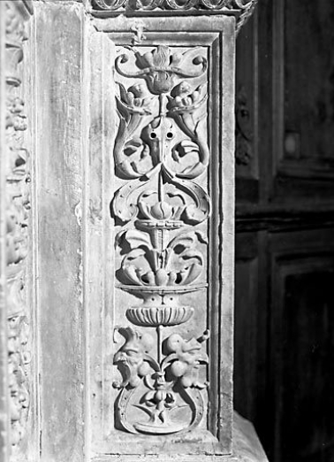 Détail : piédestal de la colonnette interne gauche, face antérieure. © Région Bourgogne-Franche-Comté, Inventaire du patrimoine