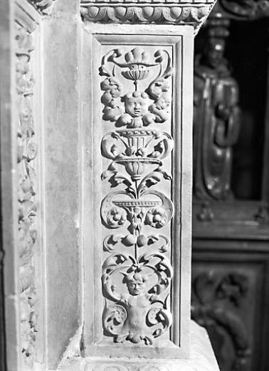 Détail : piédestal de la colonnette externe droite, face gauche. © Région Bourgogne-Franche-Comté, Inventaire du patrimoine