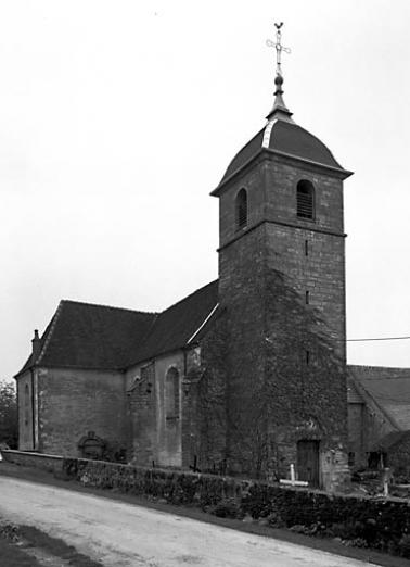Vue du clocher-porche et de la façade latérale gauche. © Région Bourgogne-Franche-Comté, Inventaire du patrimoine