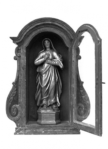 Vue générale de face de la statuette dans sa niche ouverte. © Région Bourgogne-Franche-Comté, Inventaire du patrimoine