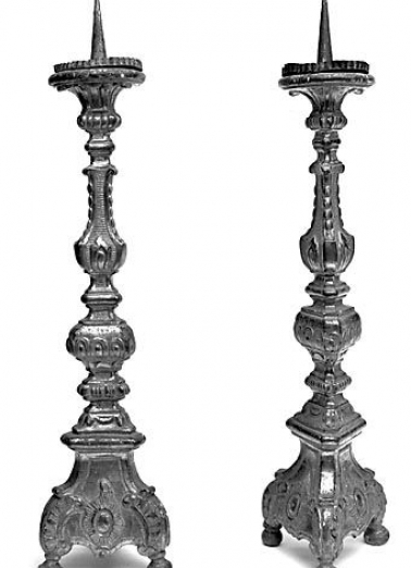 Vue d'ensemble de deux chandeliers d'autel. © Région Bourgogne-Franche-Comté, Inventaire du patrimoine