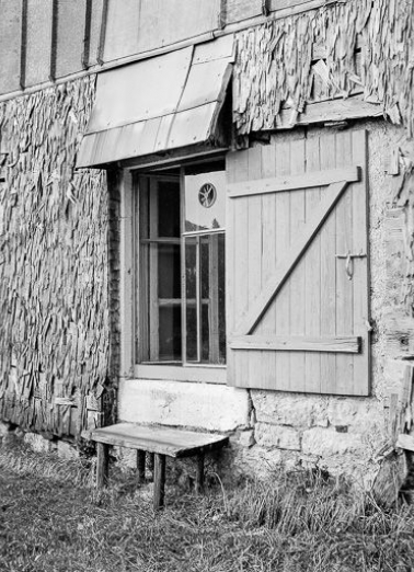 Ferme située 5 Grande Rue au lieudit Chez Vuillet : détail : fenêtre de la cuisine. © Région Bourgogne-Franche-Comté, Inventaire du patrimoine