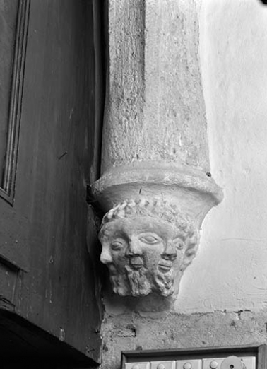 Intérieur : culot (1) de la sacristie, tête à trois faces. © Région Bourgogne-Franche-Comté, Inventaire du patrimoine