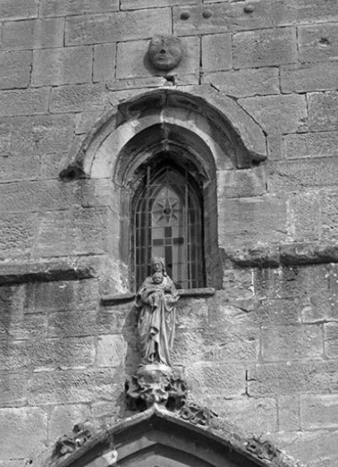 Portail : détail, statue Vierge à l'Enfant. © Région Bourgogne-Franche-Comté, Inventaire du patrimoine