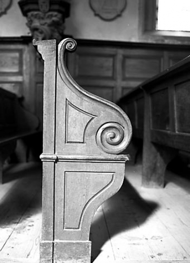 Détail d'un banc vu de côté. © Région Bourgogne-Franche-Comté, Inventaire du patrimoine