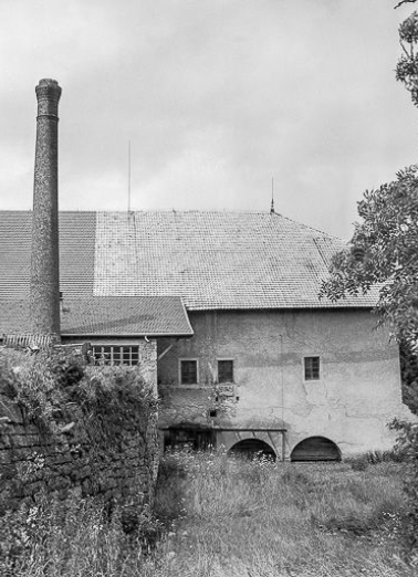 Extérieur : grande cheminée et canal. © Région Bourgogne-Franche-Comté, Inventaire du patrimoine