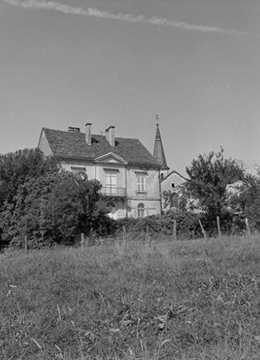 Façade antérieure : vue éloignée ue de trois quarts gauche. © Région Bourgogne-Franche-Comté, Inventaire du patrimoine