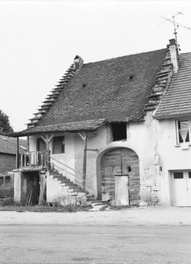 Façade antérieure vue de trois quarts droit. © Région Bourgogne-Franche-Comté, Inventaire du patrimoine