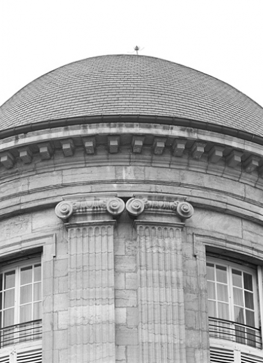 Façade postérieure, rotonde : détail des chapiteaux de deux pilastres jumelés. © Région Franche-Comté, Inventaire du Patrimoine, ADAGP