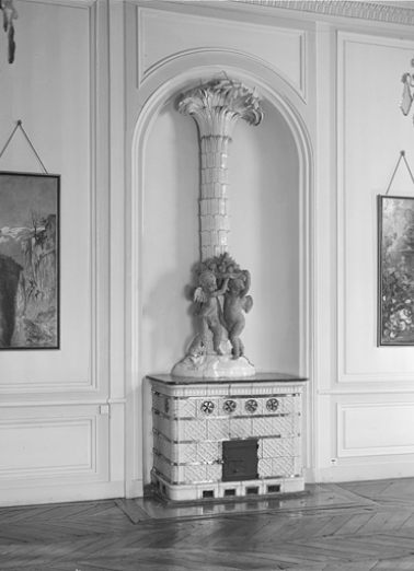 Intérieur, salle à manger : détail du poêle. © Région Franche-Comté, Inventaire du Patrimoine, ADAGP