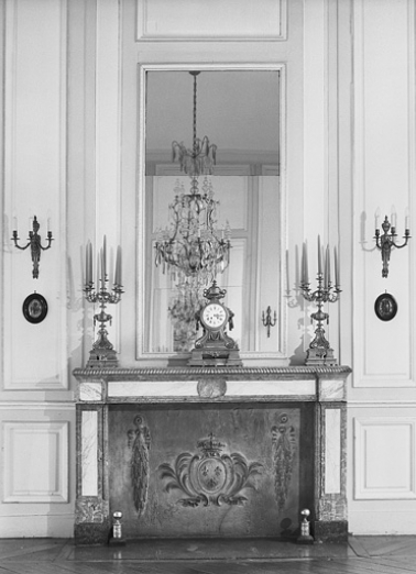 Intérieur, salon de compagnie : détail de la cheminée. © Région Franche-Comté, Inventaire du Patrimoine, ADAGP