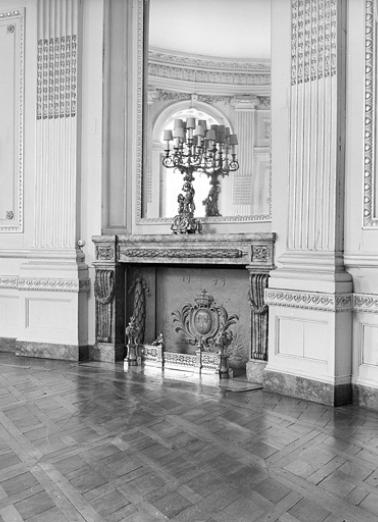 Salon de la rotonde : vue de la cheminée. © Région Bourgogne-Franche-Comté, Inventaire du Patrimoine