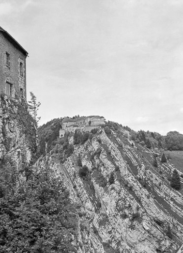 Vue rapprochée du site du Larmont inférieur depuis le château de Joux. © Région Bourgogne-Franche-Comté, Inventaire du patrimoine