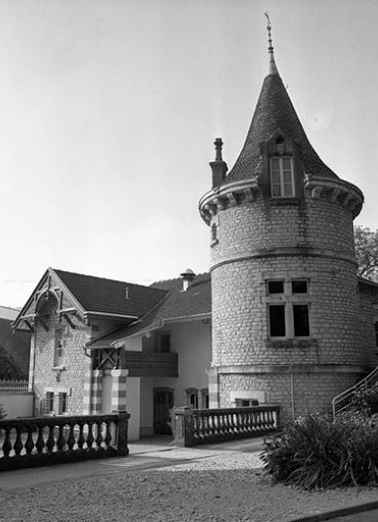 Façade antérieure des communs. © Région Bourgogne-Franche-Comté, Inventaire du patrimoine Façade antérieure des communs. © Région Bourgogne-Franche-Comté, Inventaire du patrimoine
