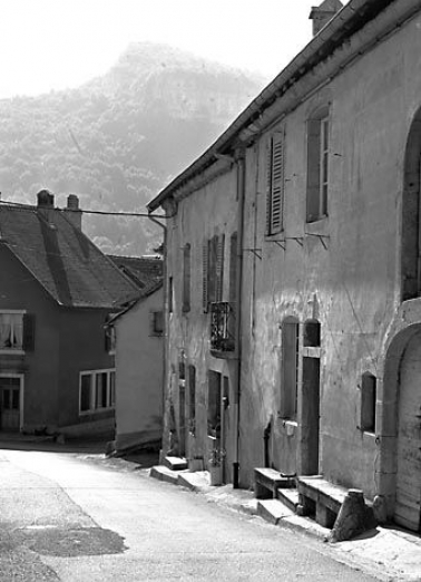 Façade antérieure vue de trois quarts droit. © Région Bourgogne-Franche-Comté, Inventaire du patrimoine