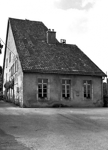 Façade antérieure et face latérale droite. © Région Bourgogne-Franche-Comté, Inventaire du patrimoine Façade antérieure et face latérale droite. © Région Bourgogne-Franche-Comté, Inventaire du patrimoine