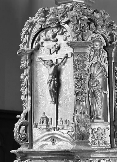 Dais d'exposition : côté droit. © Région Bourgogne-Franche-Comté, Inventaire du patrimoine