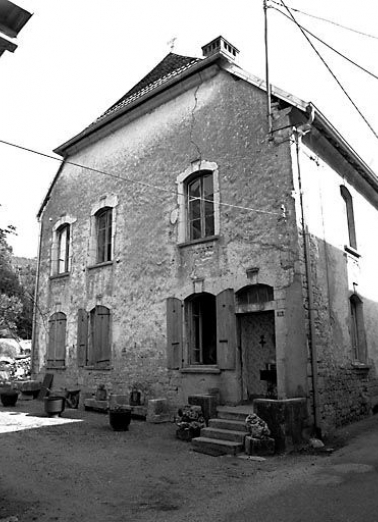 Façade antérieure vue de trois quarts droit. © Région Bourgogne-Franche-Comté, Inventaire du patrimoine