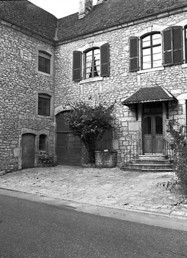 Façade antérieure : vue de trois quarts gauche. © Région Bourgogne-Franche-Comté, Inventaire du patrimoine