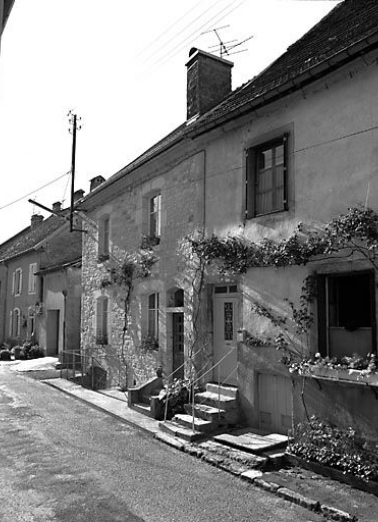 Façade antérieure vue de trois quarts droit. © Région Bourgogne-Franche-Comté, Inventaire du patrimoine